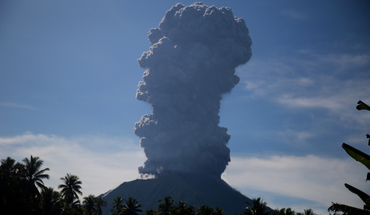 Gunung Ibu mengeluarkan abu vulkanik terlihat dari Desa Gam Ici Kabupaten Halmahera Barat, Maluku Utara, Senin 13 Mei 2024.