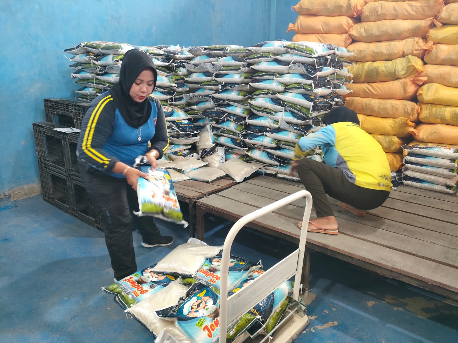 Pemprov Kaltim Kirim 6.400 paket sembako untuk korban banjir Mahulu