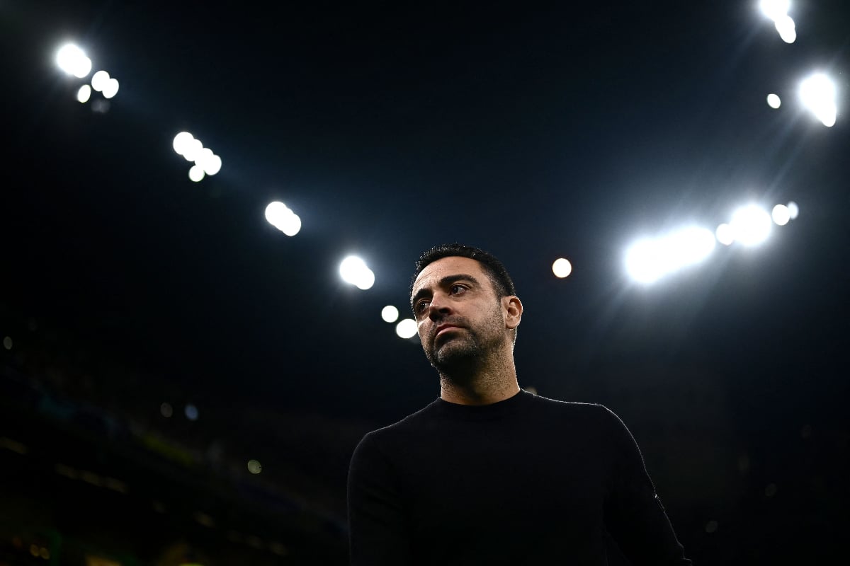Pelatih Barcelona asal Spanyol Xavi Hernandez menyaksikan pertandingan sepak bola Grup C Liga Champions UEFA antara Inter Milan dan FC Barce