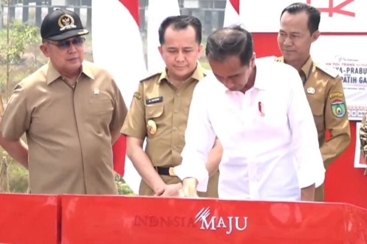 Presiden Joko Widodo meresmikan infrastruktur jalan.