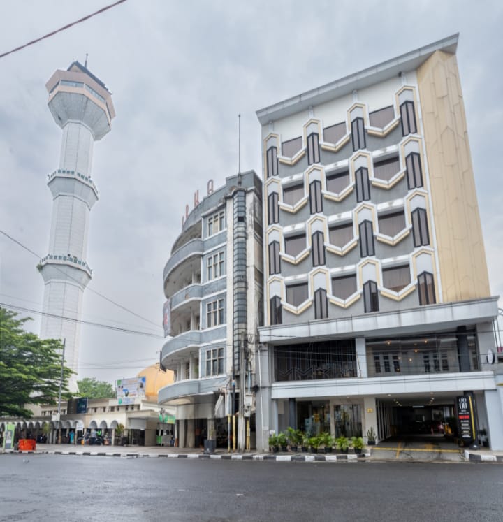  Hotel 88 Alun-alun Bandung berada di tengah kota, dengan fasilitas yang nyaman dan layanan yang ramah. 