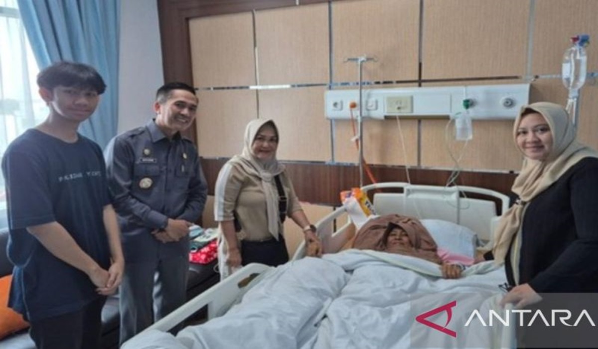 Ibunda Mendagri Tito Karnavian, Supriyatini Binti Ranudikromo, saat dirawat di RSUP Dr Muhammad Hoesin Palembang, Sumatra Selatan. 