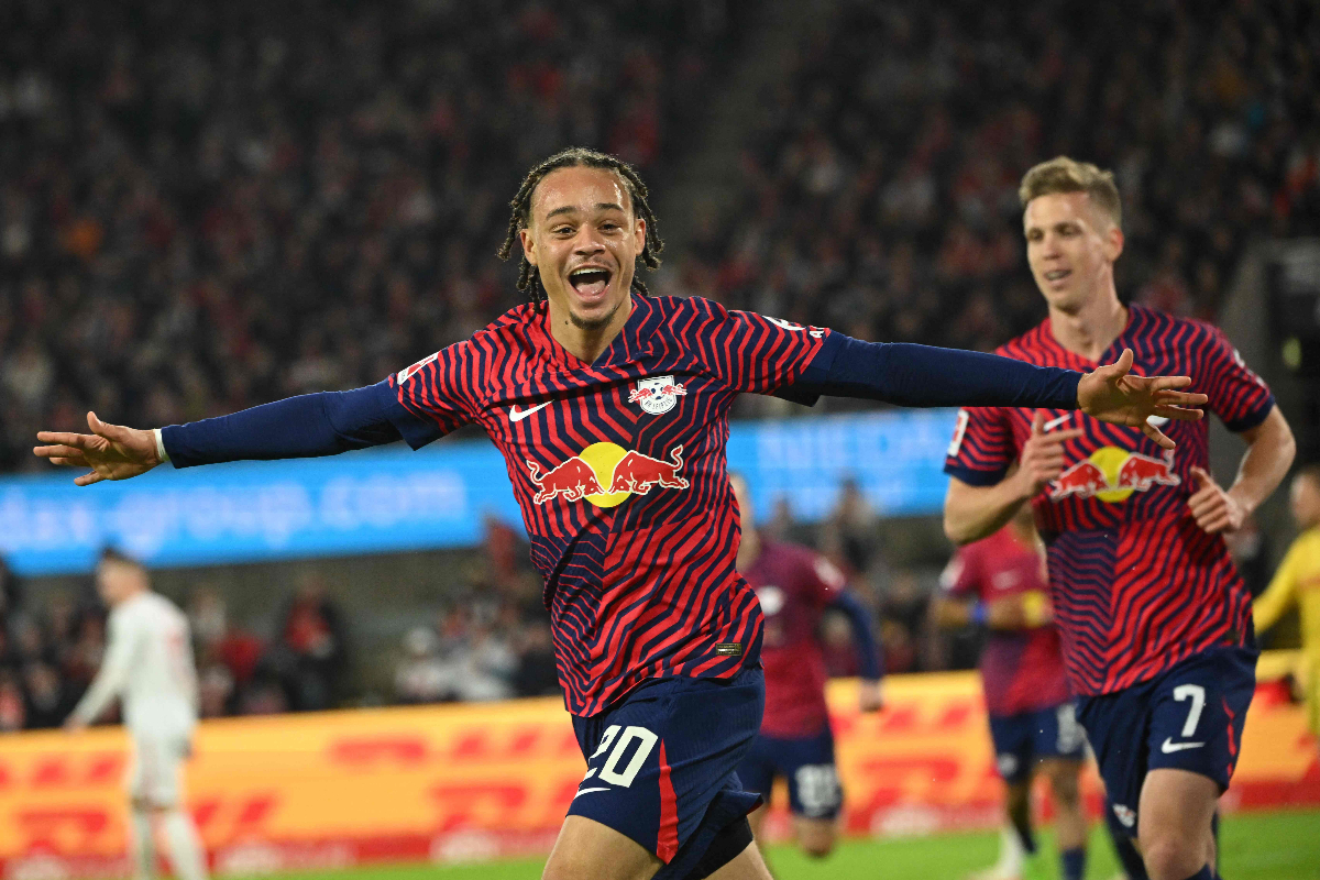 Gelandang Belanda Leipzig #20 Xavi Simons merayakan mencetak gol pembuka bersama rekan satu timnya selama pertandingan sepak bola Bundesliga