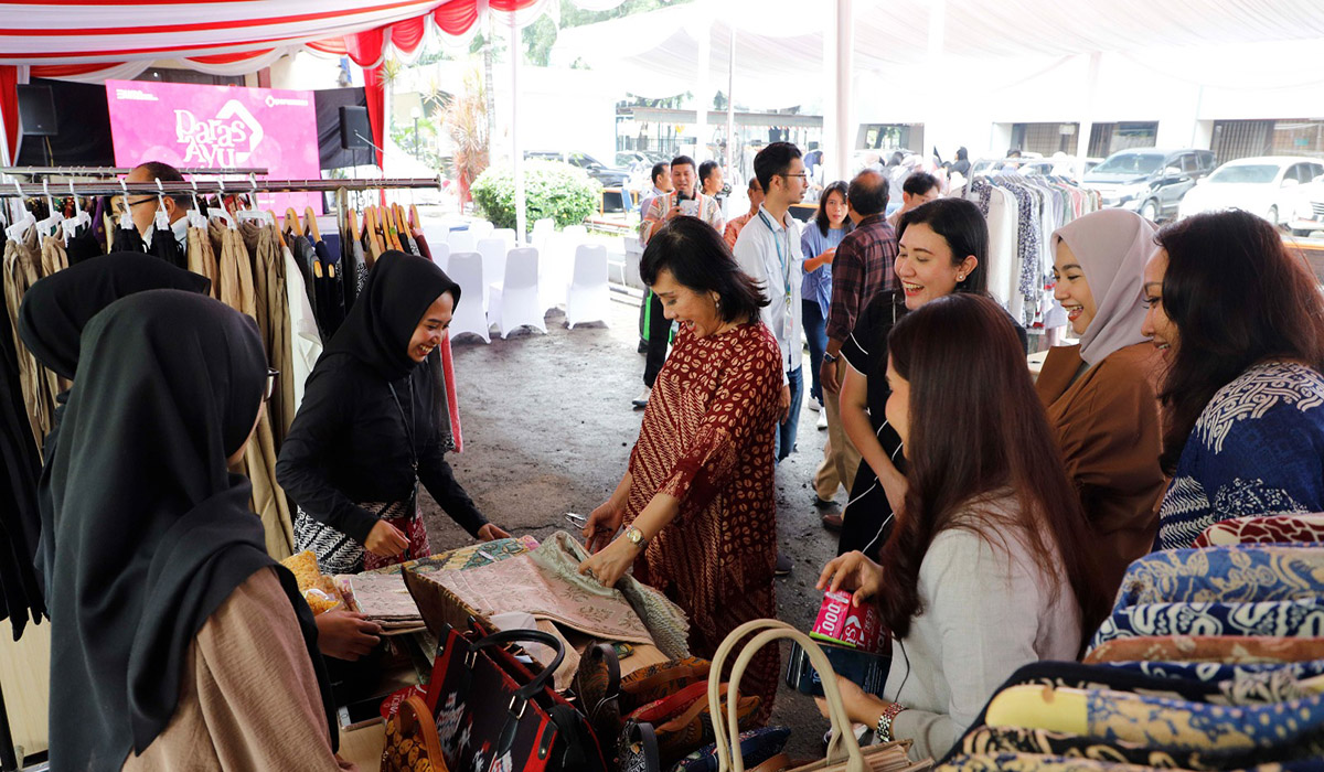 Wakil Direktur Utama Perum Perumnas (tengah), Tambok Setyawati, sedang melihat produk UMKM Binaan Perumnas di Bazar Paras Ayu Fest 2024.