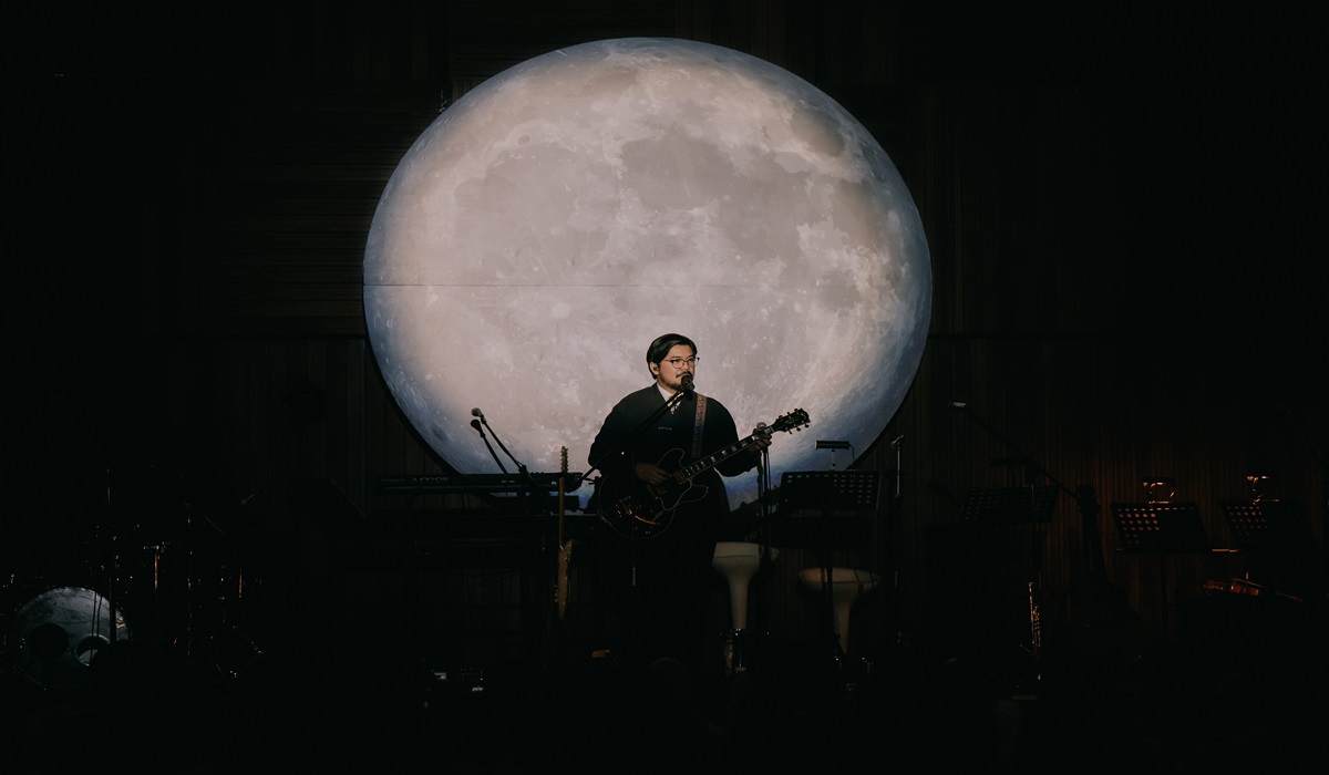 Bilal Indrajaya saat tampil dalam konser solonya, Nelangsa Kala Purnama