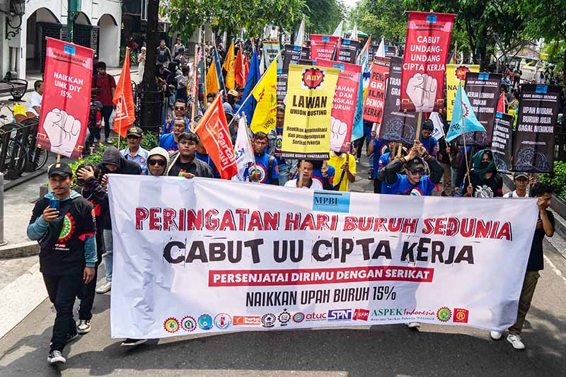 Aksi buruh turun ke jalan di Yogyakarta. 