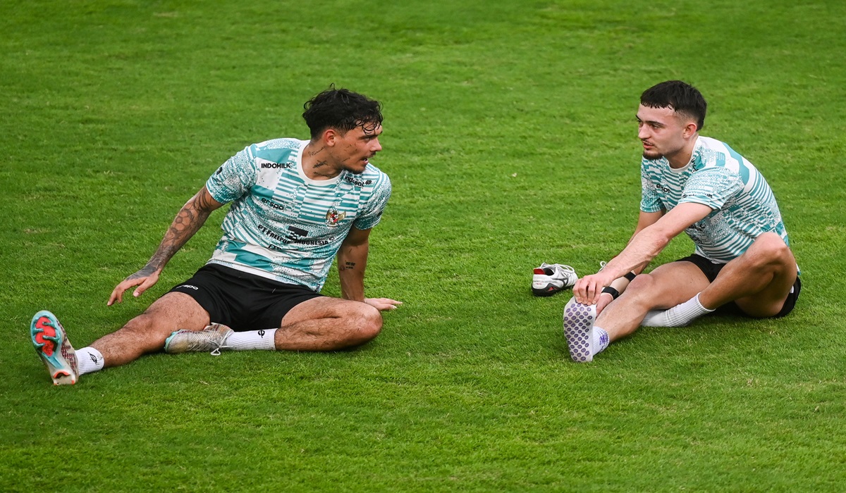 Pemain timnas Indonesia Ivar Jenner (kanan) bersana Shayne Pattynama saat latihan