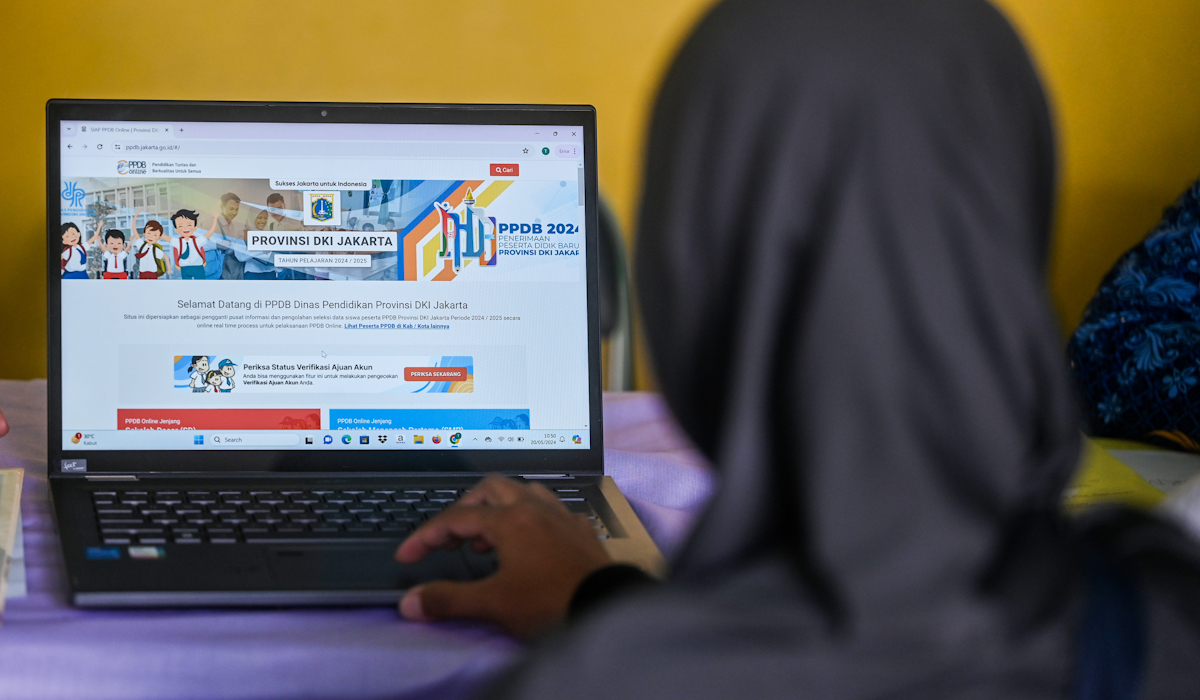 Ilustrasi: wali siswa calon peserta didik baru mengajukan pembuatan akun Penerimaan Peserta Didik Baru (PPDB)