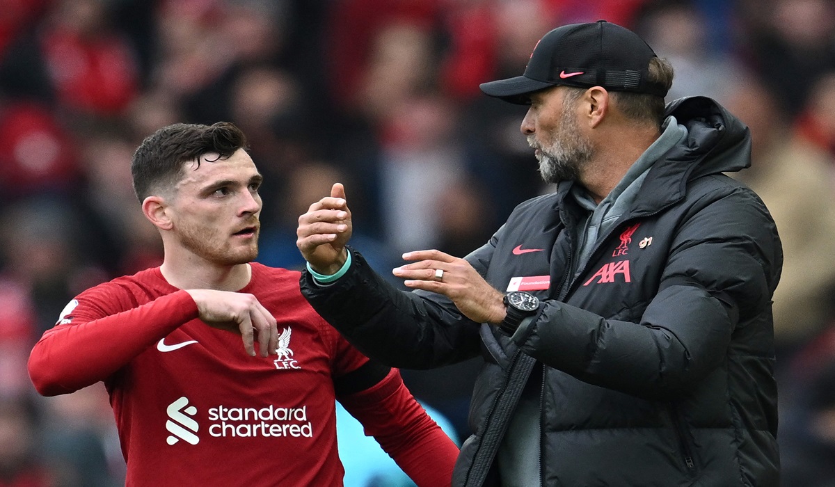 Bek Liverpool Andy Robertson (kiri) berbincang dengan pelatih Juergen Klopp