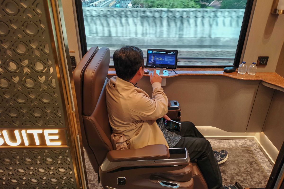 Penumpang menikmati perjalanan di gerbong kereta Suite Class Kompartemen dalam dari Stasiun Gambir, Jakarta menuju Stasiun Cirebon.