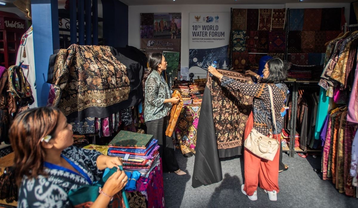 Petugas melayani calon pembeli di salah satu stan UMKM pada World Water Forum ke-10 2024 di Nusa Dua, Badung, Bali, Rabu (22/5/2024).