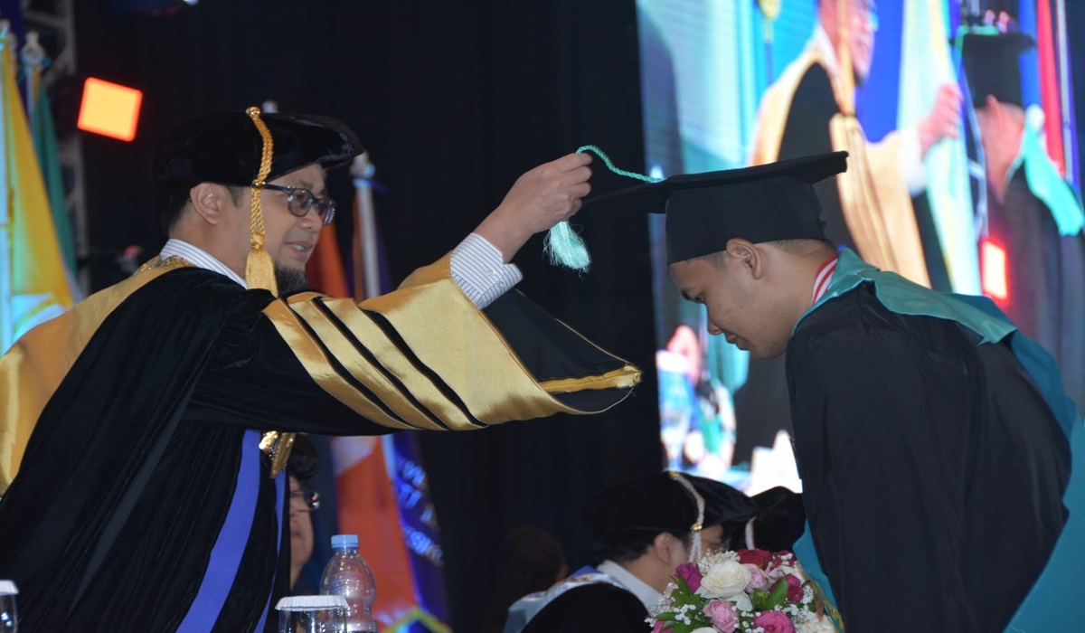 Rektor Universitas Mercu Buana Prof Andi Adriansyah (kiri) saat wisuda di kampusnya.