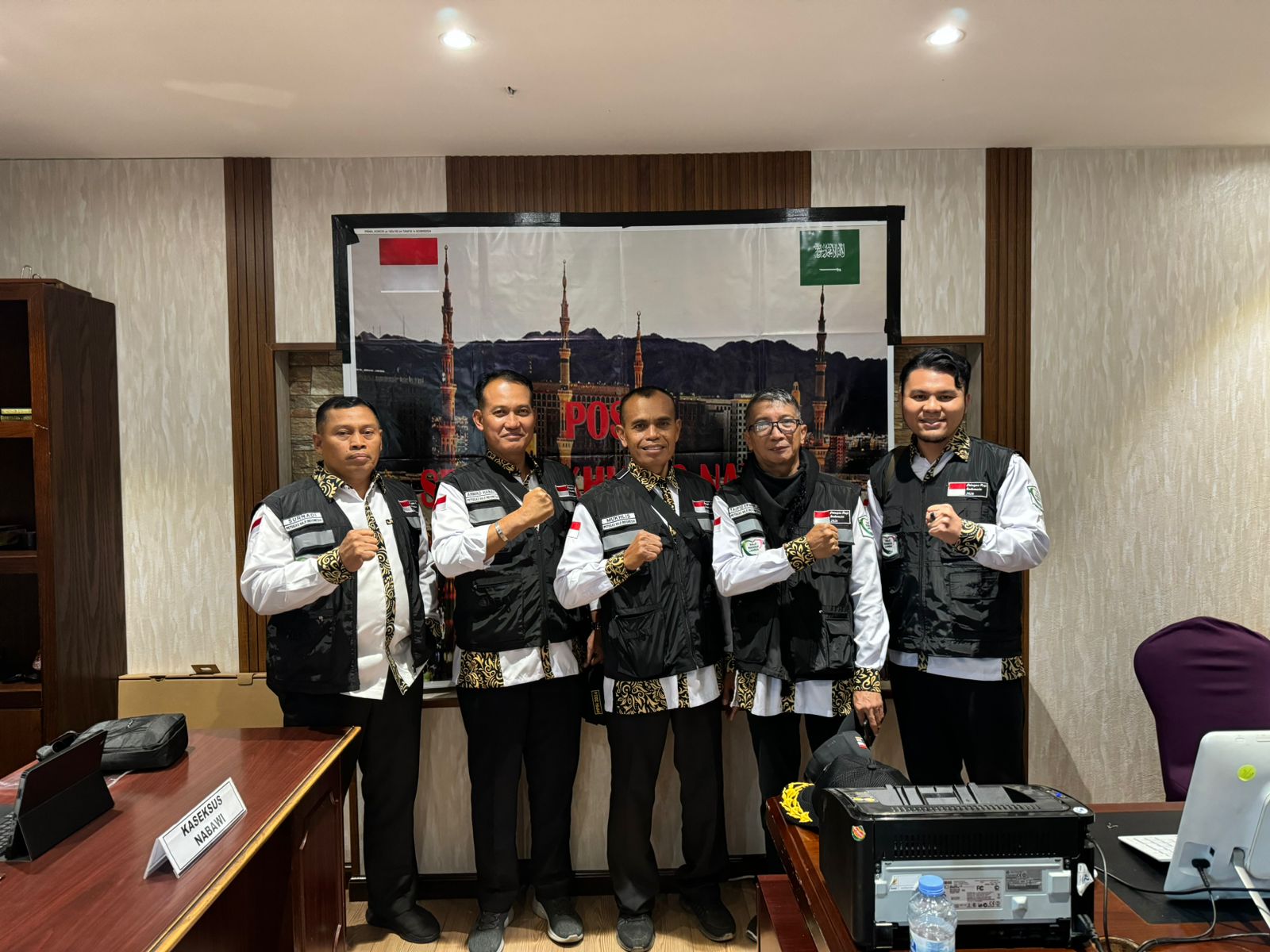 Kasi Perlindungan Jamaah (Linjam) Ahmad Hanafi (kedua dari kiri) bersama  tim.