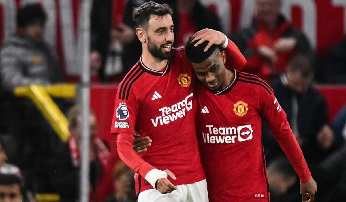 Amad Diallo (kanan) melakukan selebrasi bersama Bruno Fernandes usai Manchester United menjebol gawang Newcastle United.