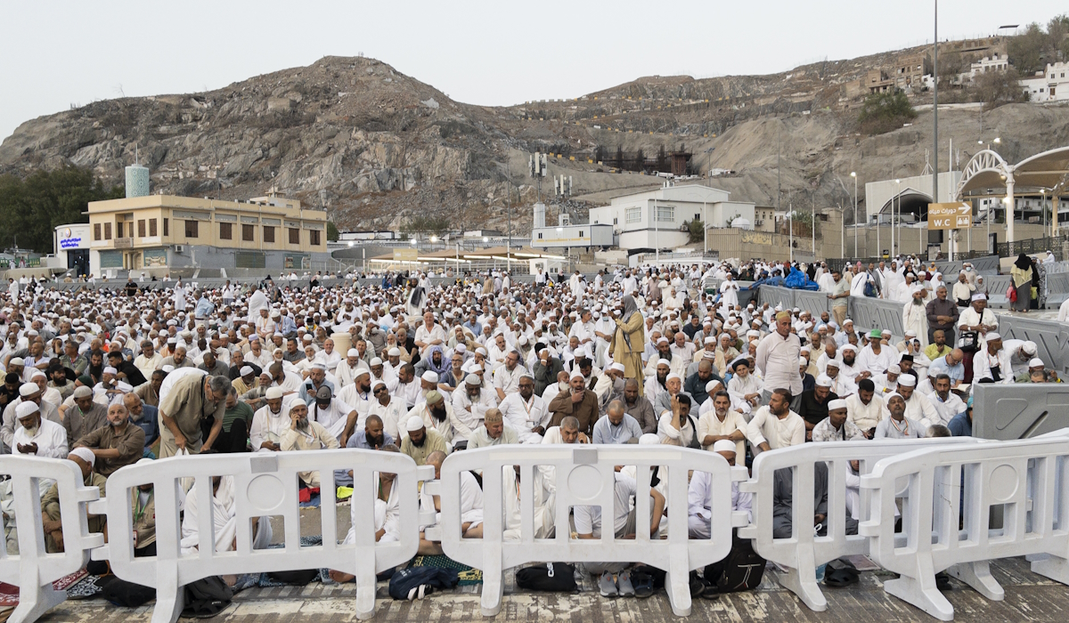 Umat Islam menunggu dimulainya shalat Magrib di kawasan Masjidil Haram, Makkah, Arab Saudi. 