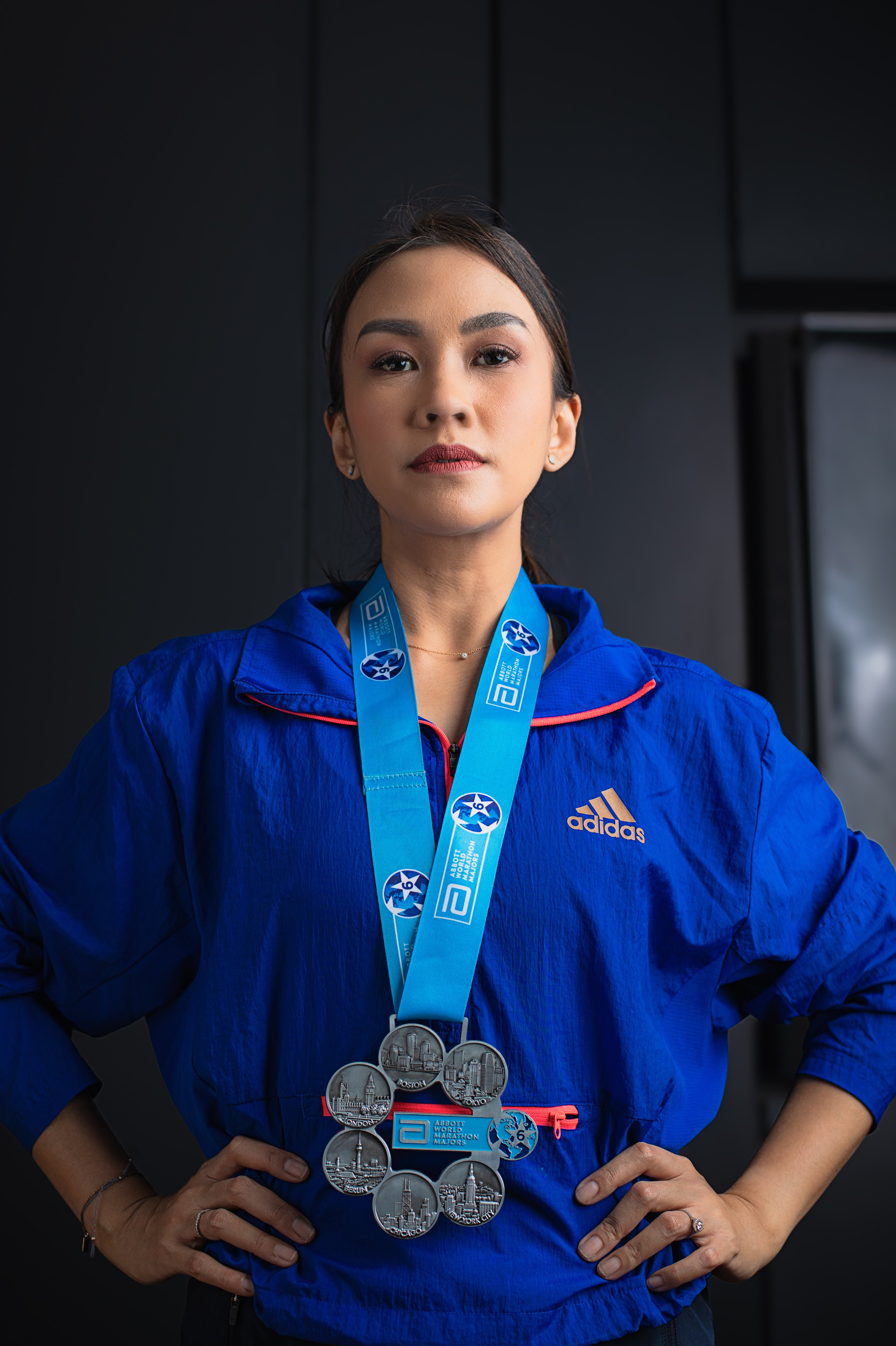 Melanie Putria berpose dengan medali Six Star Finisher