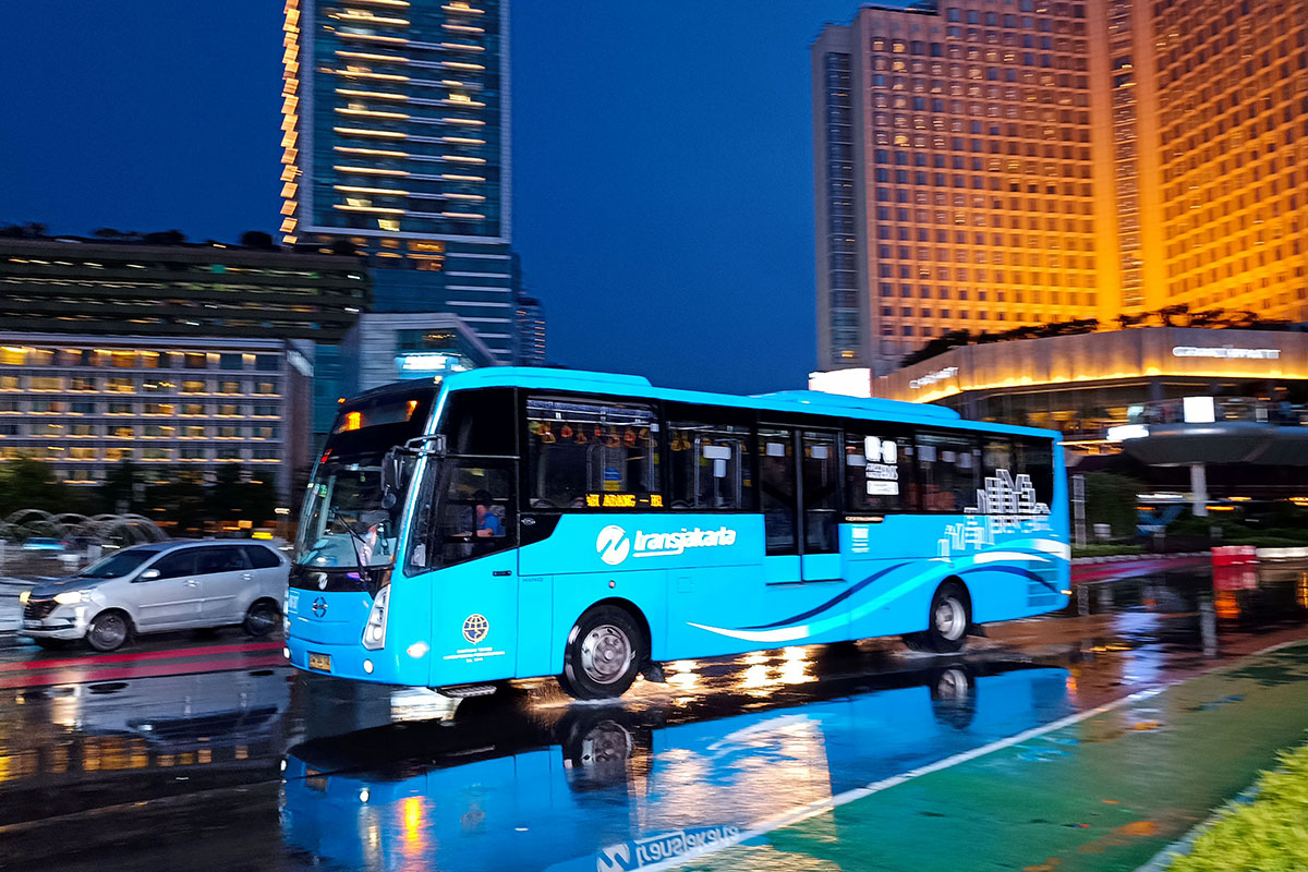 Bus Transjakarta melintas di kawasan Bundaran HI, Sudirman, Jakarta, Minggu (14/4) malam.