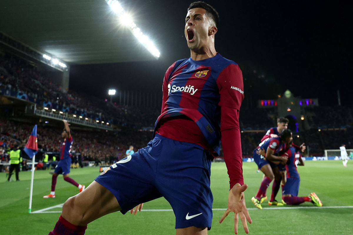 Bek Barcelona asal Portugal #02 Joao Cancelo bereaksi setelah timnya mencetak gol pembuka pada pertandingan sepak bola leg kedua perempat fi