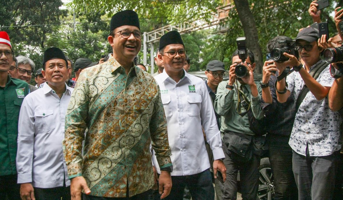 Mantan Gubernur DKI Jakarta periode 2017-2022 Anies Baswedan disambut para kader PKB saat tiba di Kantor DPW DKI Jakarta di Pulogadung.