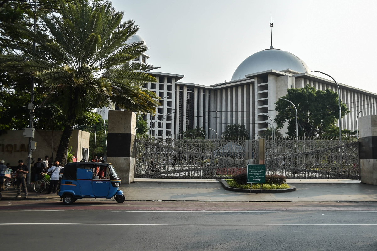 Suasana pintu depan Masjid Istiqlal, Jakarta, Selasa (16/5/2023). Setelah sempat adanya parkir liar dengan tarif 10 ribu, kondisi pintu depa