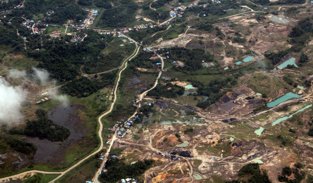 Foto udara tambang batu bara di Kalimantan Timur, Selasa (13/12/2022).