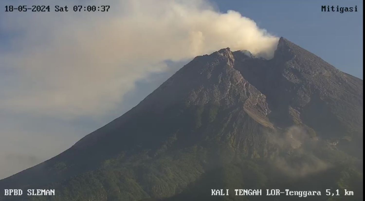 Asap mengepul dari kawah Gunung Merapi (16/05/2024).