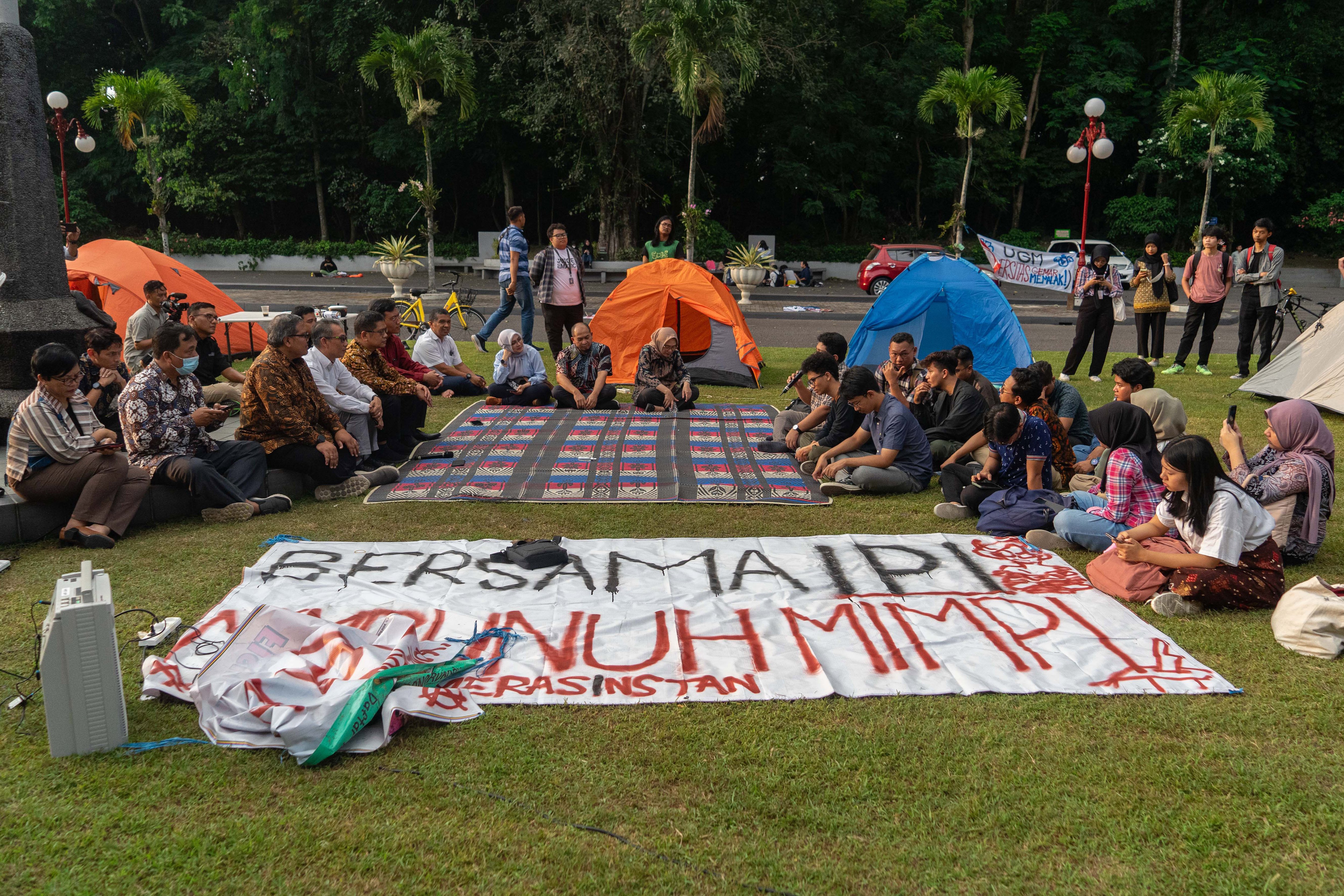 Pimpinan kampus UGM berdialog dengan mahasiswa yang melakukan aksi berkemah di Balairung UGM, Sleman, D.I Yogyakarta , Kamis (30/5/2024)