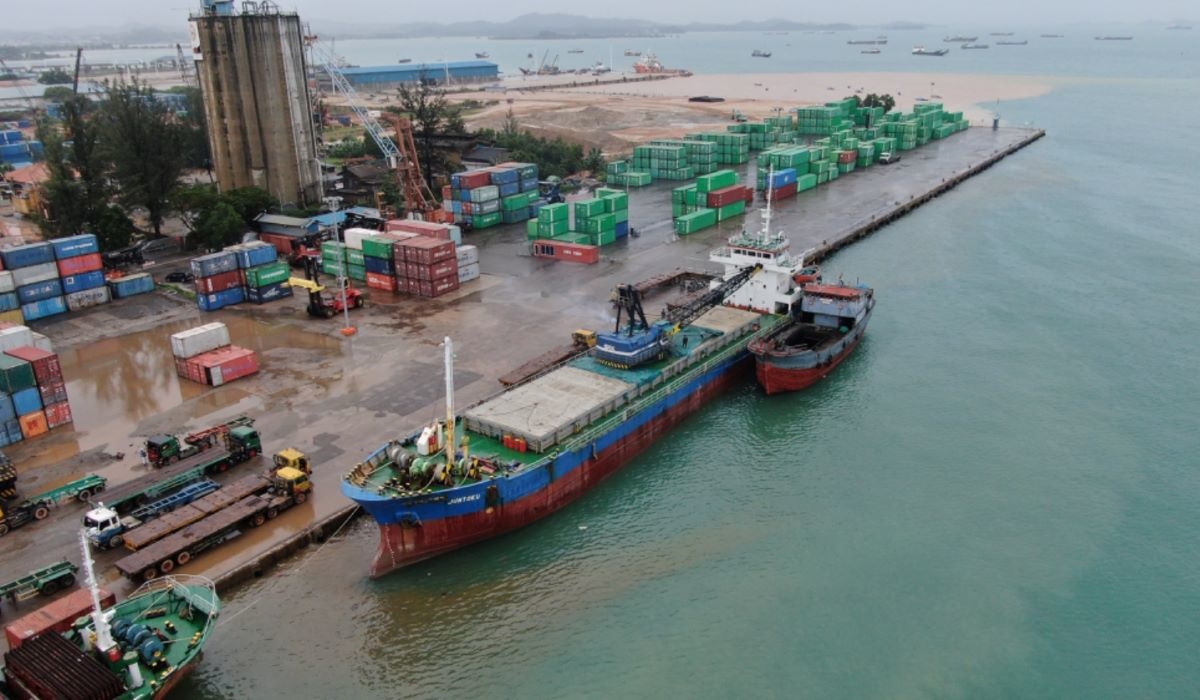 Pemerintah membentuk dua kawasan berfasilitas, yaitu kawasan bebas dan kawasan ekonomi khusus (KEK), di Batam.