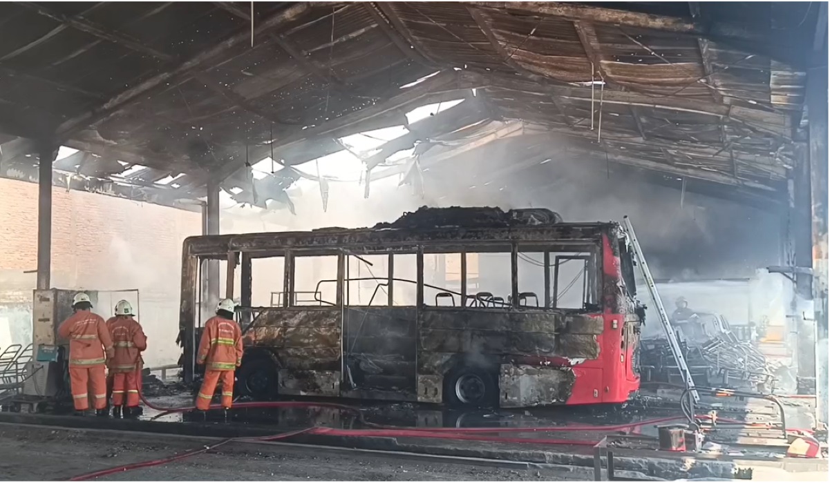 Kebakaran bus di Surabaya.