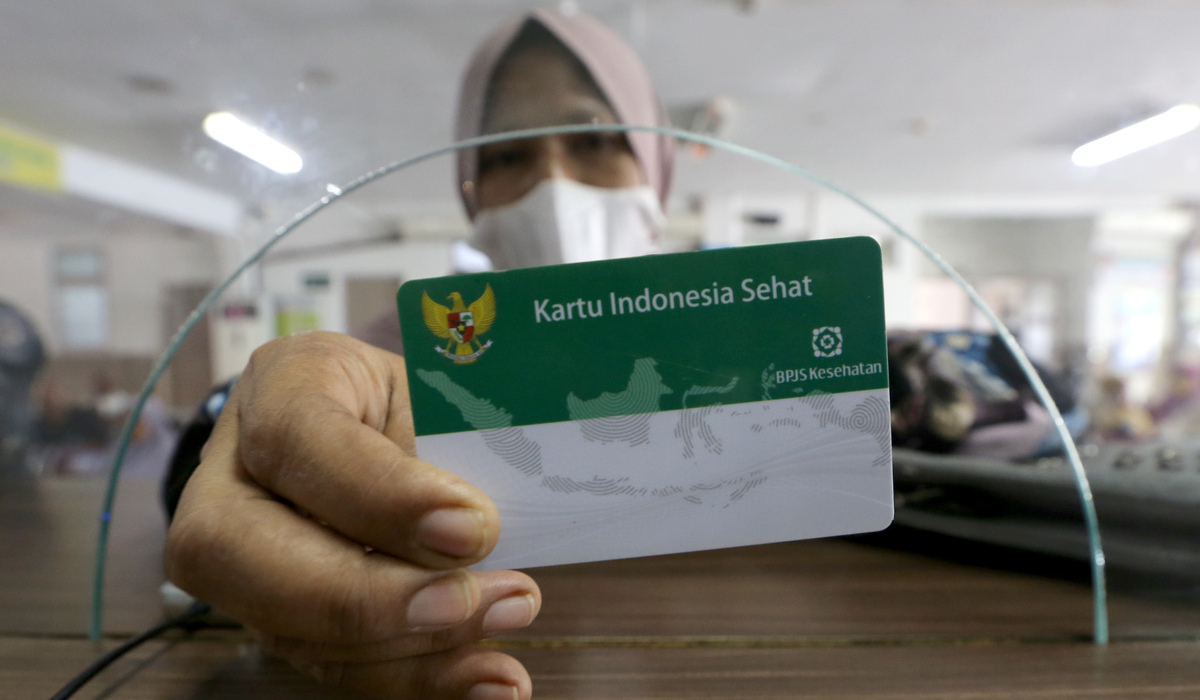 Warga memperlihatkan kartu Indonesia sehat dari BPJS Kesehatan.