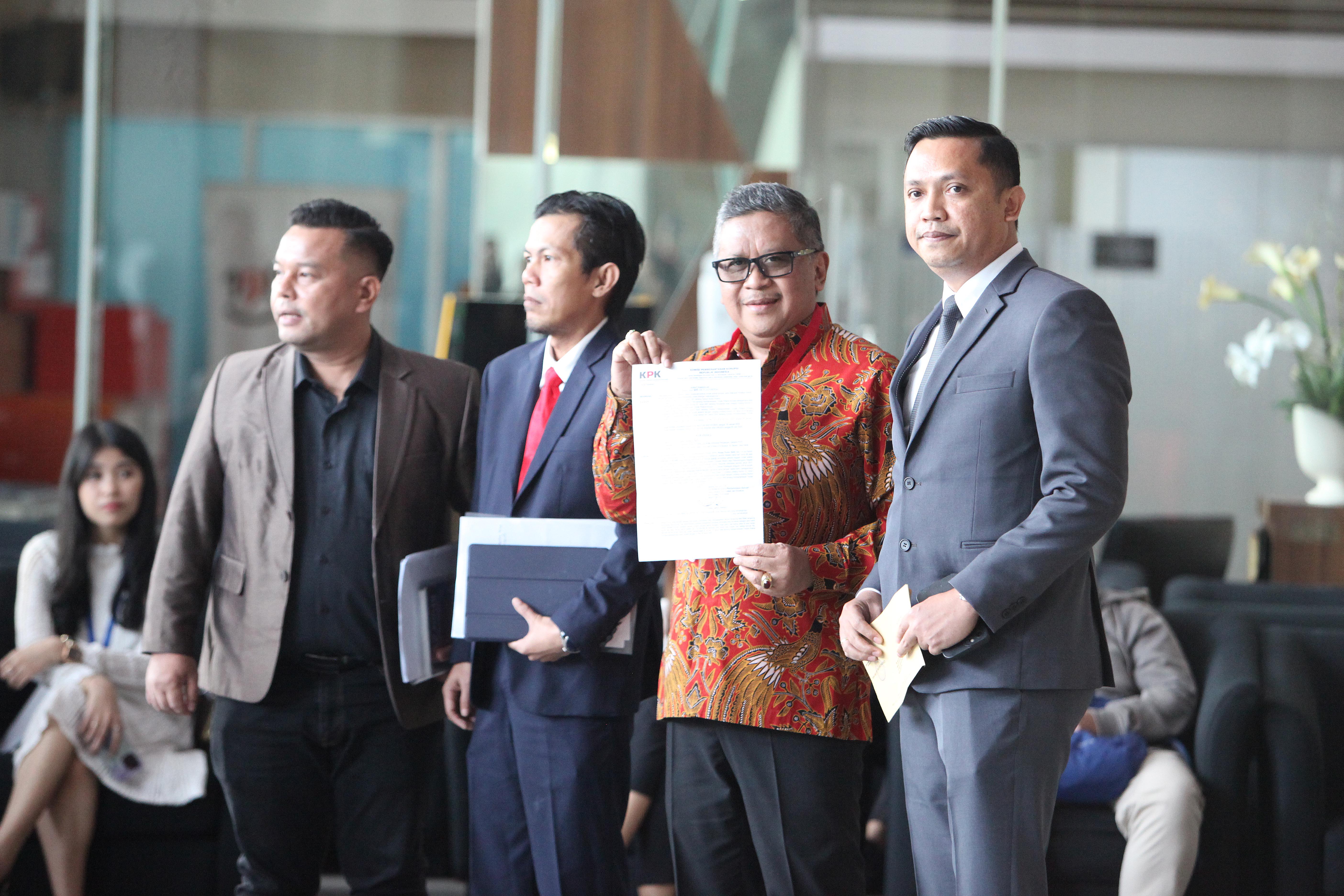 Sekjen Partai Demokrasi Indonesia (PDIP) Hasto Kristiyanto (tengah) didampingi tim kuasa hukum