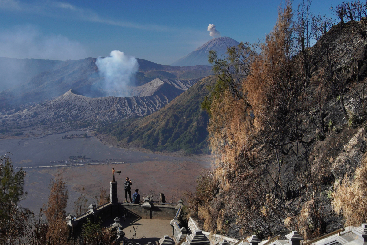 Ilustrasi, Sejumlah wisatawan mengabadikan gambar Gunung Bromo dari Puncak Seruni Point di Probolinggo, Jawa timur