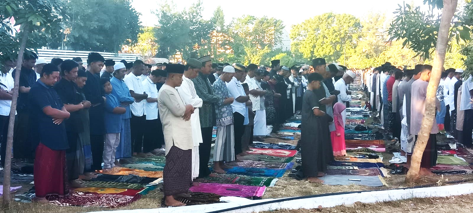 Lebih dari 1.000 umat muslim melaksanakan salat Idul Adha di Lapangan Polda Nusa Tenggara Timur, Senin (17/6/2024)