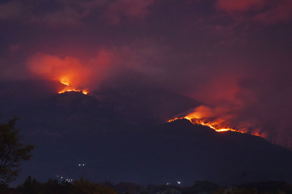 Sejumlah titik api di Gunung Lawu terlihat dari Panekan, Magetan, Jawa Timur, Sabtu (30/9/2023). 