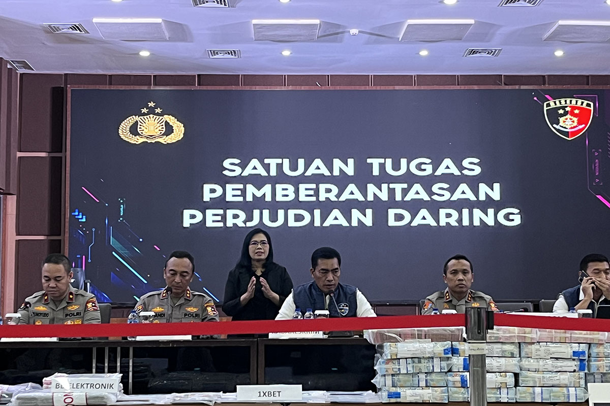 Konferensi pers tentang judi online.