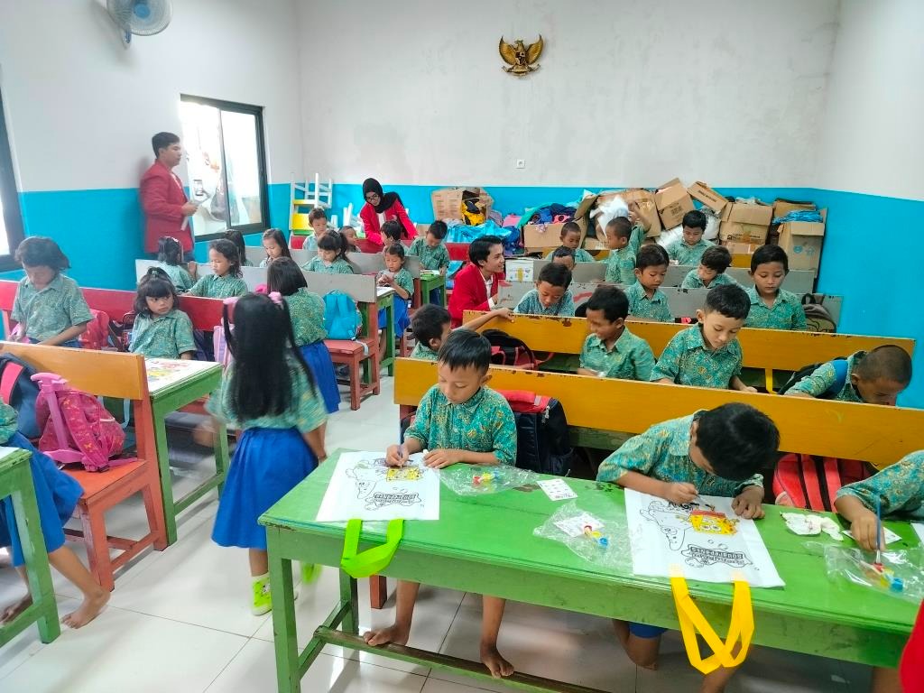 Siswa TK-A Lumba Lumba melukis di atas nylon bag.