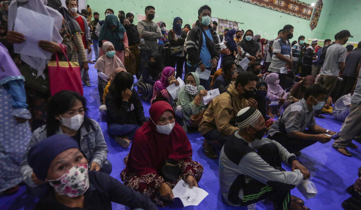 Warga antre untuk mendapatkan kartu bantuan Program Keluarga Harapan (PKH).