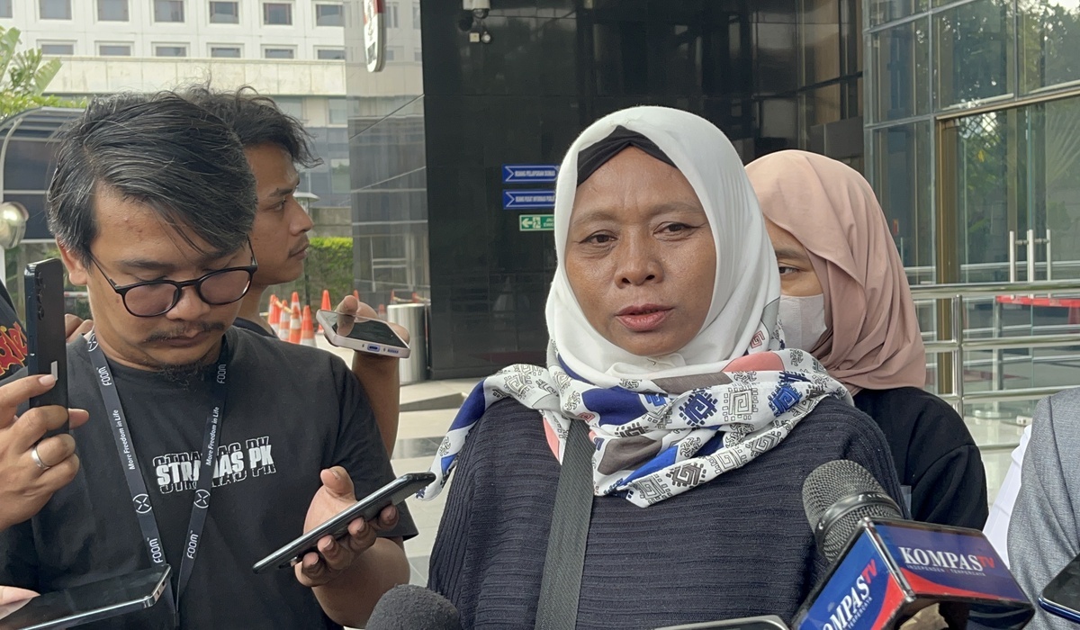 IBU kandung tersangka kasus pembunuhan Vina Cirebon, Pegi Setiawan, Kartini, di gedung KPK, Jakarta.