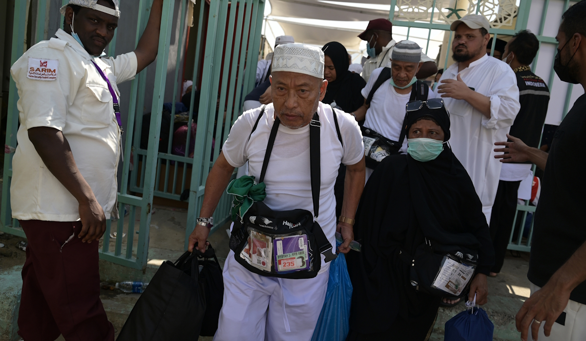 Jamaah haji Indonesia menuju bus untuk kembali ke hotel di Mina, Makkah, Arab Saudi 