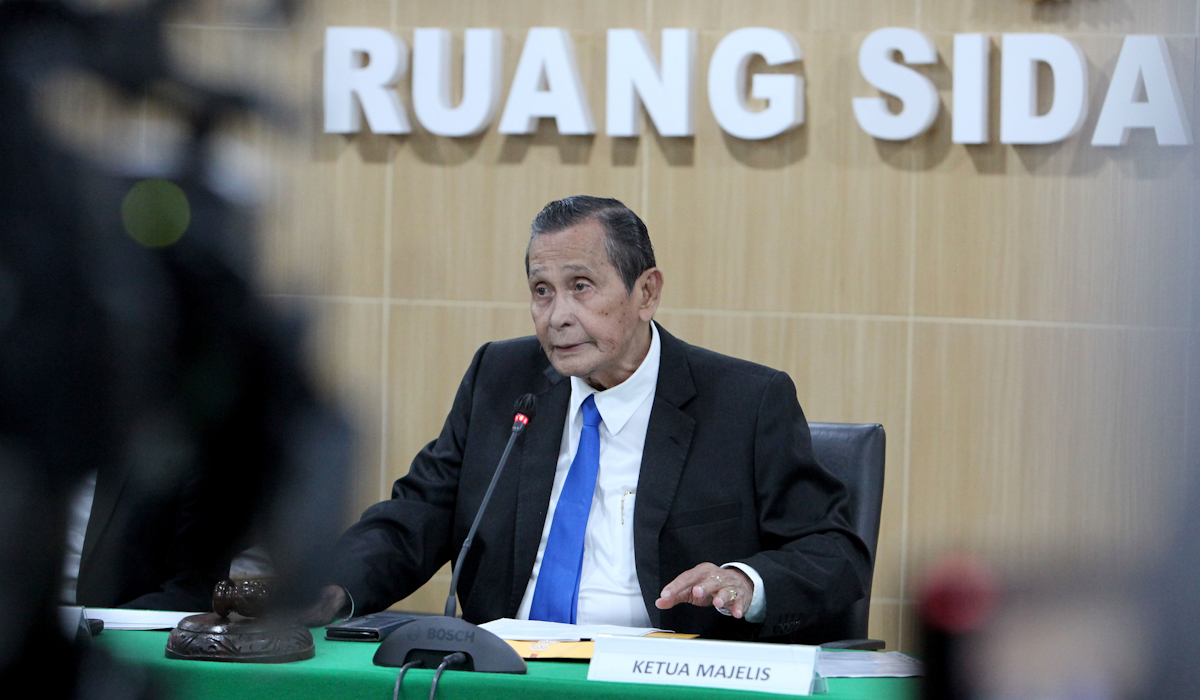 Ketua Dewas KPK Tumpak H Panggabean bersiap memulai persidangan etik 