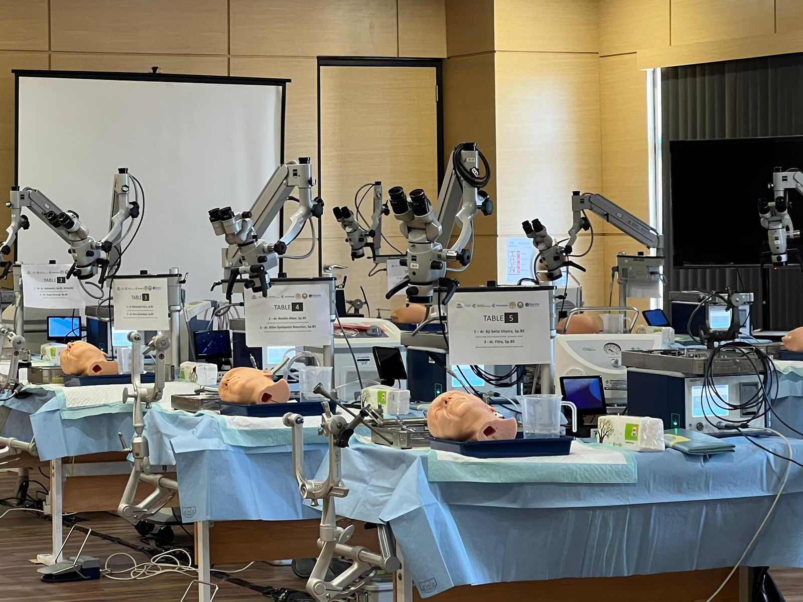 Pelatihan clipping aneurisma otak menggunakan model kepala manusia yang dicetak secara 3D. 