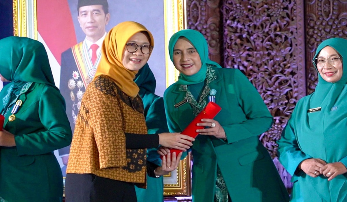 Ketua Tim Penggerak PKK Kota Cilegon, yang juga istri Wali Kota Cilegon, Hany Seviatry menerima penghargaan dari BKKBN.