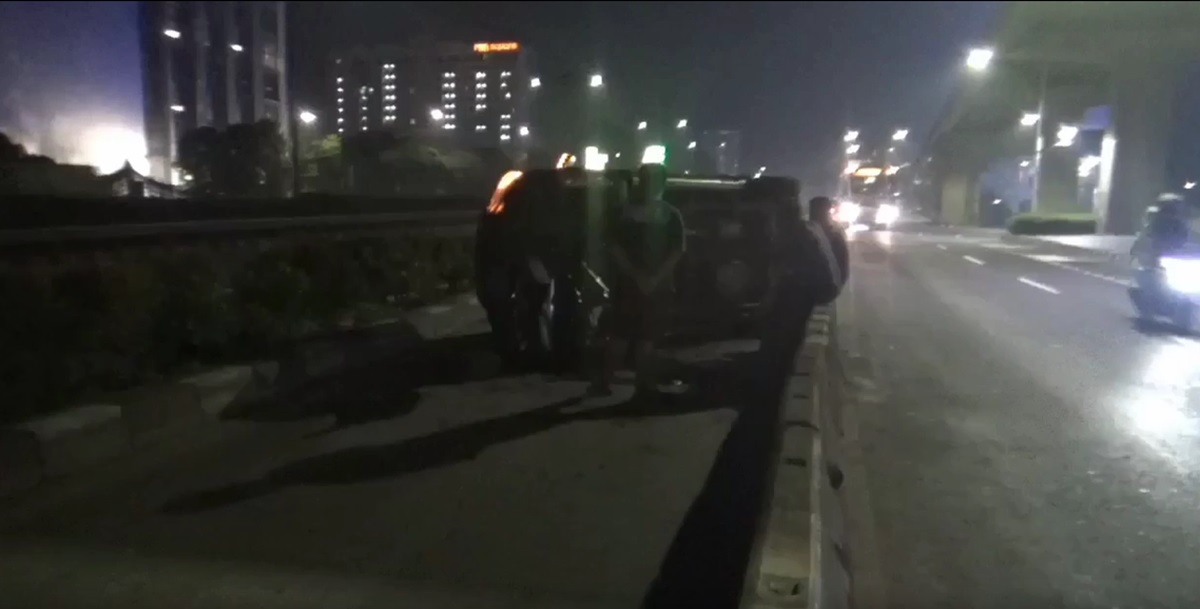 Dua kecelakaan tunggal terjadi di Jakarta Timur, Selasa (18/6) dini hari. 