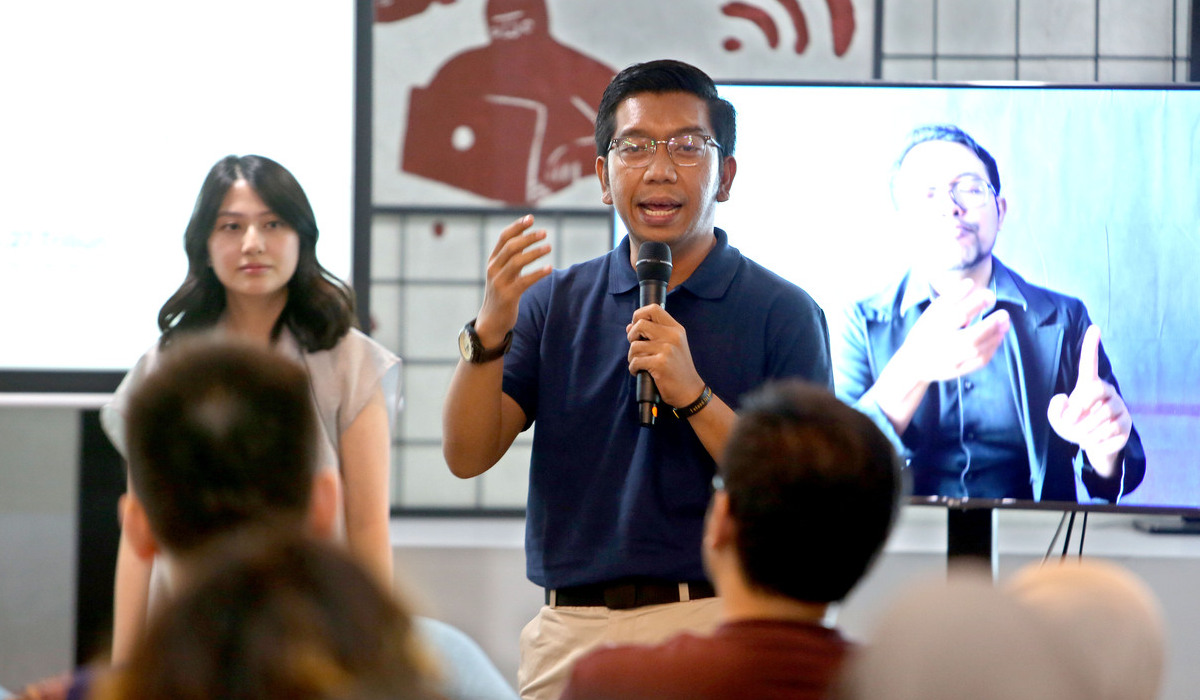 Peneliti Indonesia Corruption Watch (ICW), Kurnia Ramadhana (kanan).