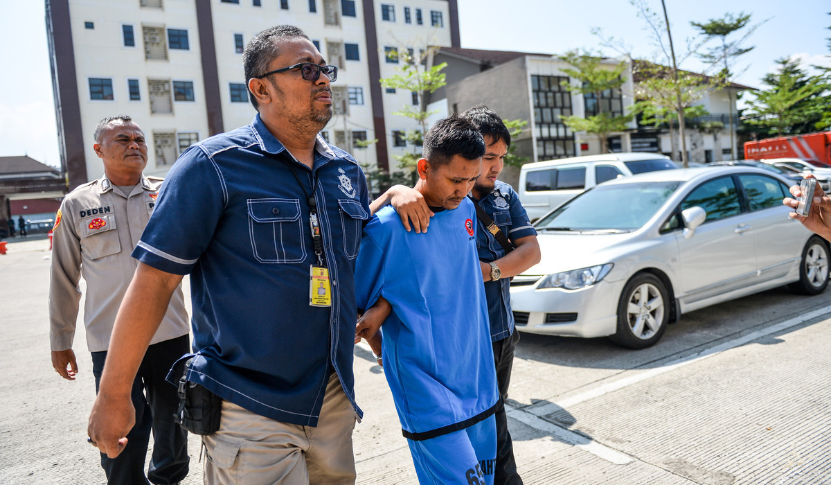 Petugas Kepolisian menggiring tersangka kasus pembunuhan Pegi Setiawan.