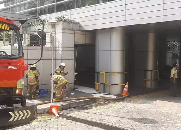 Kebakaran di area Gedung CIMB Jakarta