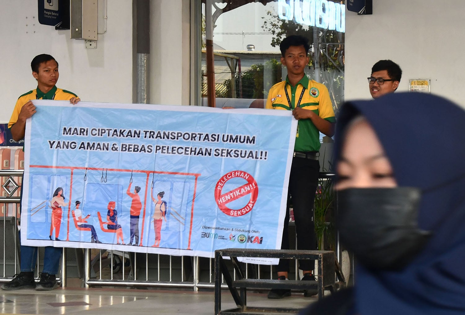 Spanduk kampanye pencegahan tindak kekerasan dan pelecehan seksual di Stasiun KA Madiun, Jawa Timur, Senin (4/9/2023).