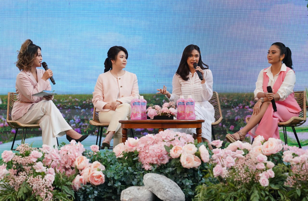 Nana Mirdad (kedua dari kanan)