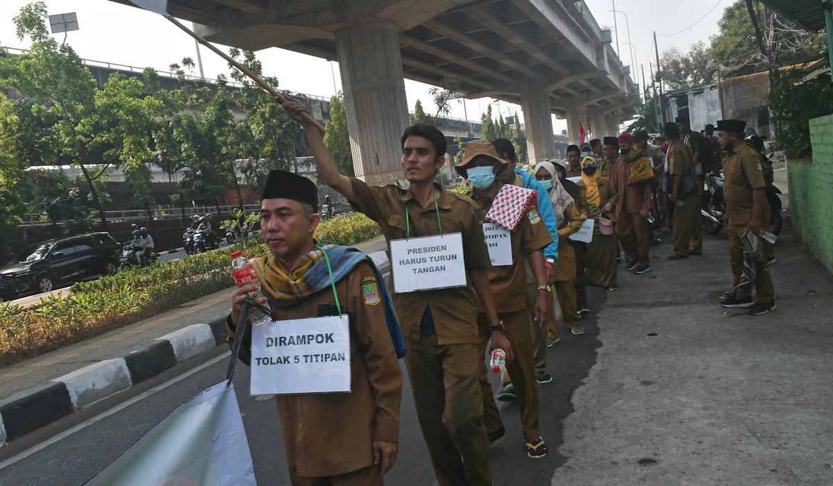 Sejumlah guru honorer dari Kabupaten Bekasi melakukan aksi jalan kaki menuju Istana Negara untuk melaporkan dugaan maladministrasi