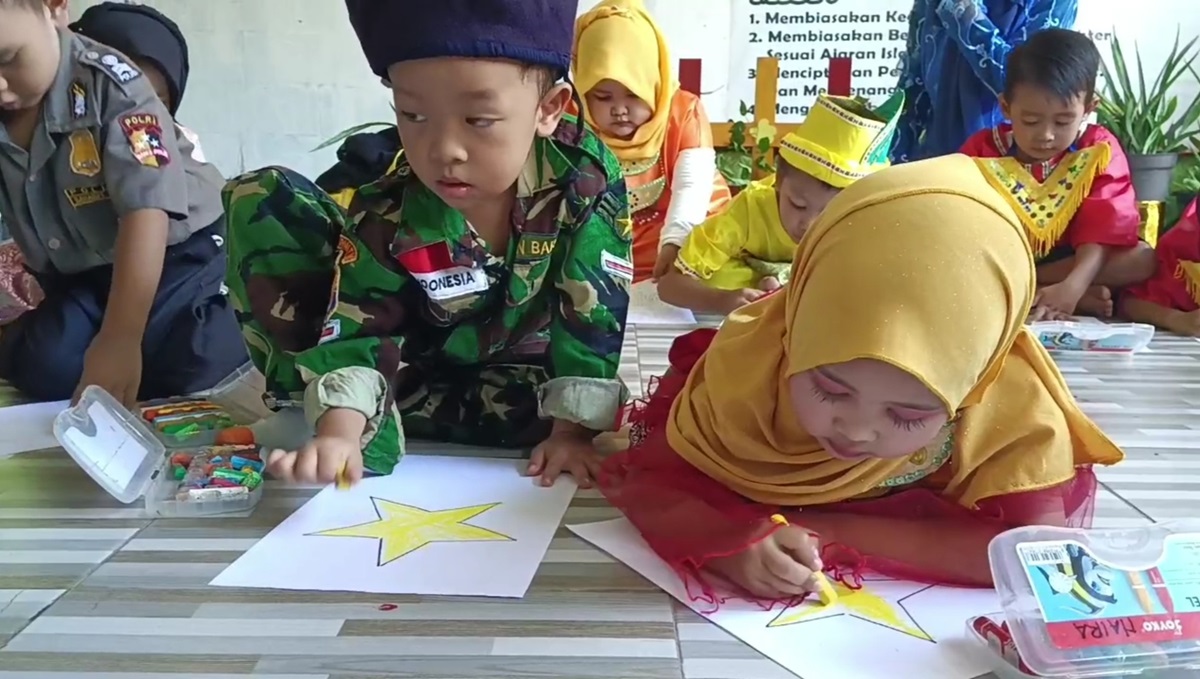 Sebuah TK di Kabupaten Sidoarjo merayakan Hari Lahir Pancasila dengan mengadakan pawai, upacara bendera, dan kegiatan edukatif